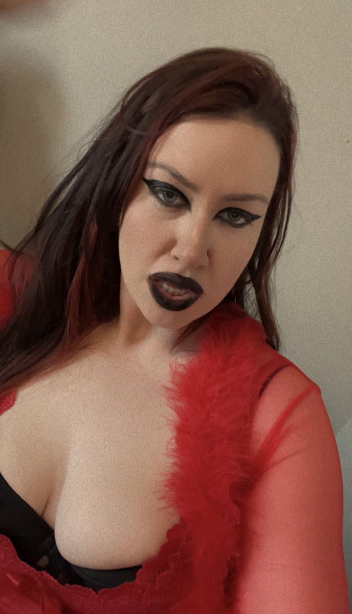 hobbitnsfw's tweet photo. Dyed my hair, ready to give attention to sluts that earn it and fucking pay me. Just sent all subs a vid where I fucking spit on them and they love it. 

I’m vampy and want to suck. https://t.co/bUw3pOByqN
