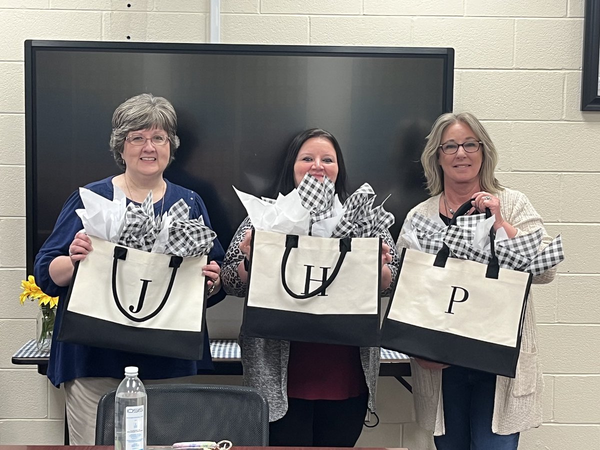 spms_panthers's tweet photo. Today we celebrated these three wonderful ladies for Administrative Professionals Day. Thank you Mrs. Lisa, Ms. Hopwood, and Mrs. Ponder for everything you do for our school! You ladies rock! #pcsdstrong #pcsdproud https://t.co/UIUVFSAmwy
