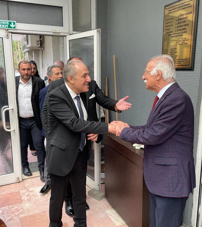 bkrdeva's tweet photo. Kıymetli vekilimiz Sn @myeneroglu ile programımıza Sn. @AhmetSalimYlma2 Beyin Başkanlığını yaptığı Bakırköy İş İnsanları Derneği ziyaretimizle devam ederek iş insanlarımız ile ekonomik politikalarımız üzerine bilgi alışverişinde bulunduk. #BirleseBirleseKazanacağız https://t.co/9ZNbNM2Heh