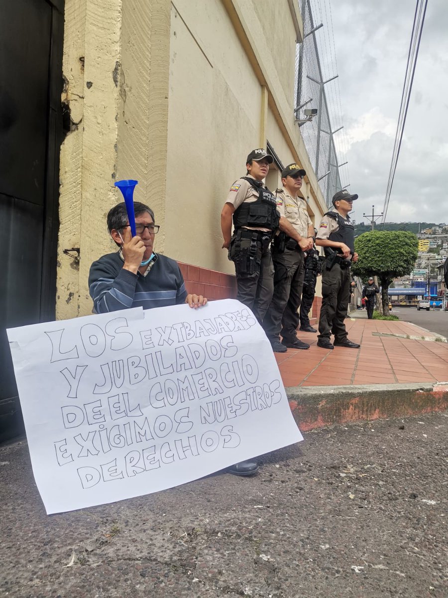 Kristhy17's tweet photo. Tantas veces hemos pedido auxilio a las entidades de gobierno y sólo nos han respondido falacias. La Policía acudió para resguardarles de un plantón para reclamar el incumplimiento de pensiones y liquidaciones ¿Quién les hace cumplir la ley a ellos? #PagaComercio #ElComercio https://t.co/RHZI6uqOaO