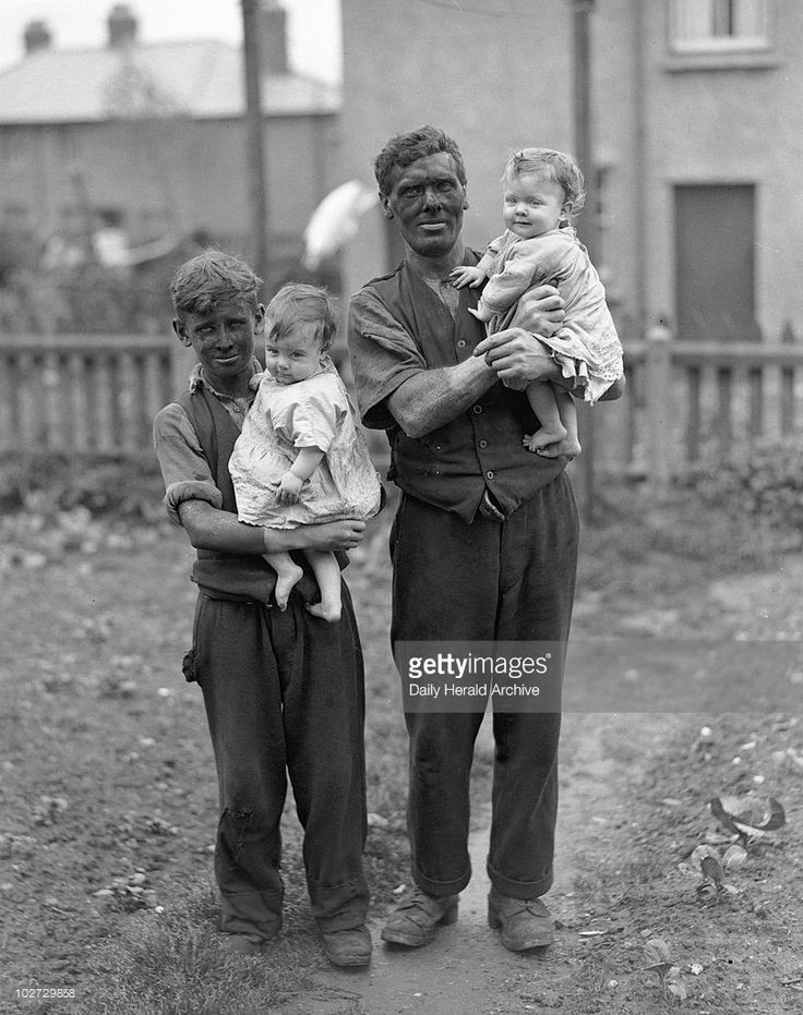 A miner and his family, Rhondda Valley, South Wales, 22nd June 1931.

#Britishhistory #wales #rhonddavalley