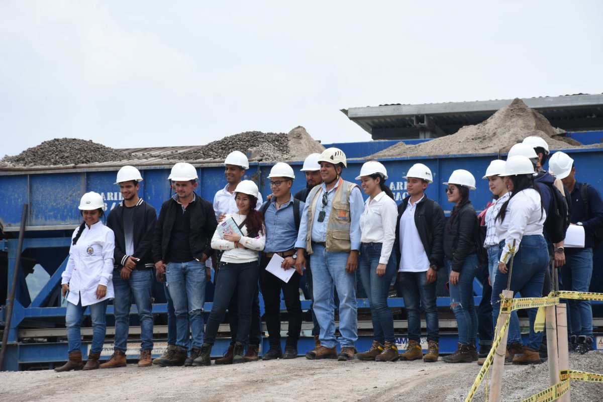 CanalTRO's tweet photo. La #UVRP recibiรณ a un grupo de estudiantes de Ingenierรญa Civil de la
@Unipamplona que visitaron frentes de obra del proyecto, ellos conocieron con mรกs detalles cรณmo se ejecuta la obra de infraestructura vial mรกs importante de #NortedeSantander https://t.co/otZRgkNqIW