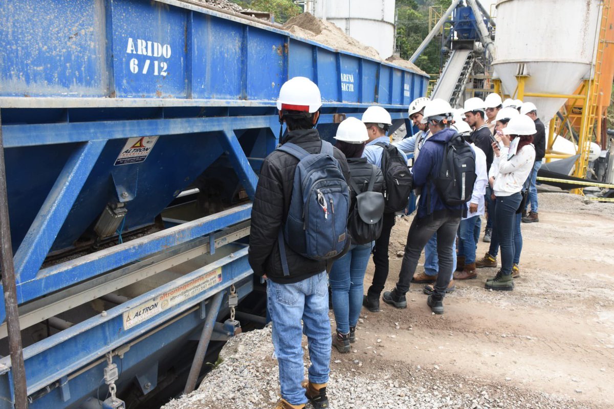 CanalTRO's tweet photo. La #UVRP recibiรณ a un grupo de estudiantes de Ingenierรญa Civil de la
@Unipamplona que visitaron frentes de obra del proyecto, ellos conocieron con mรกs detalles cรณmo se ejecuta la obra de infraestructura vial mรกs importante de #NortedeSantander https://t.co/otZRgkNqIW