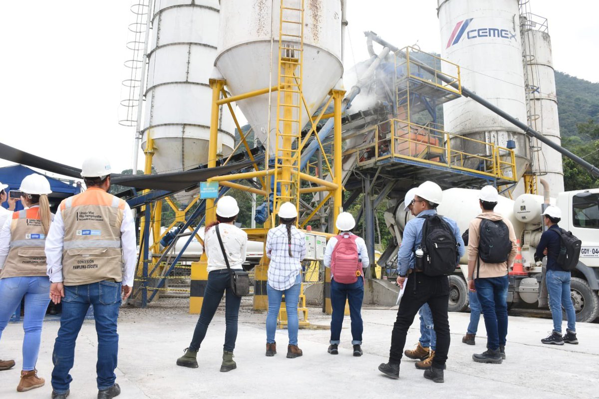 CanalTRO's tweet photo. La #UVRP recibiรณ a un grupo de estudiantes de Ingenierรญa Civil de la
@Unipamplona que visitaron frentes de obra del proyecto, ellos conocieron con mรกs detalles cรณmo se ejecuta la obra de infraestructura vial mรกs importante de #NortedeSantander https://t.co/otZRgkNqIW