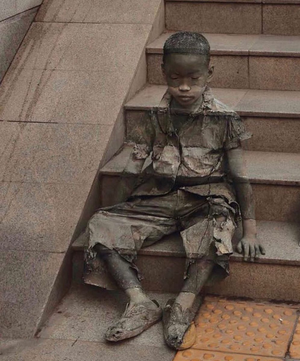 L'artista di strada Kevin Lee ha definito la sua opera "l'invisibilità della povertà."