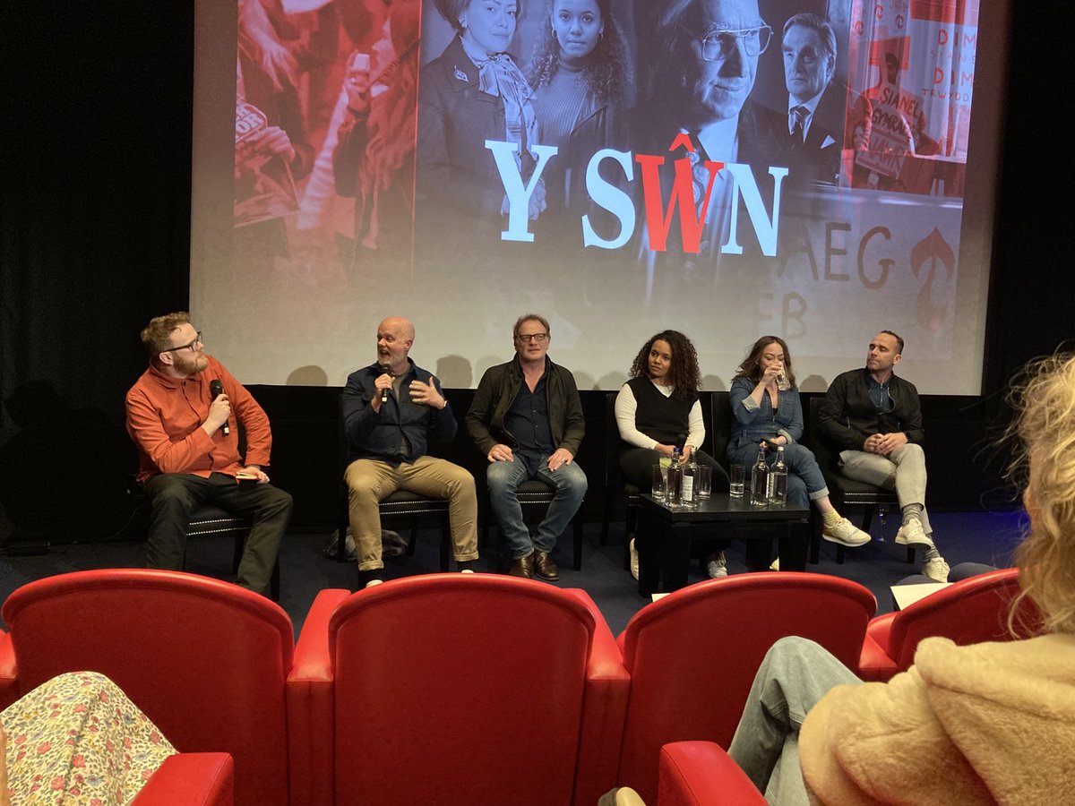 sionedwiliam's tweet photo. @huwstephens yn trafod #yswn heno yn Llundain. Llongyfarchiadau @rogwilliams. #yswn is a brilliant film from the writer of #bang - find it on @bbciplayer https://t.co/dScZOCwBbq