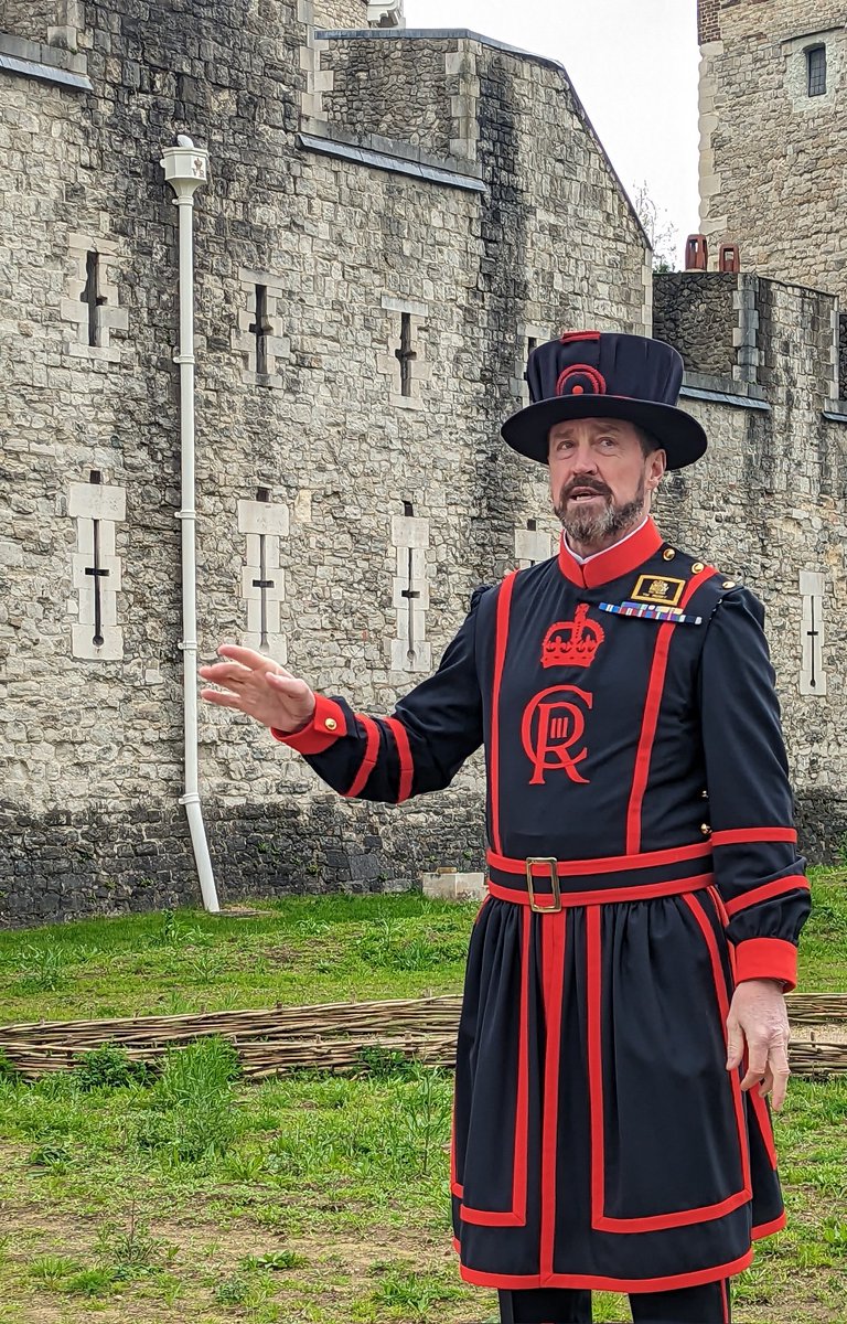 Ashy_the_Bear's tweet photo. Tower of London Tour was amazing! So many photos. First day the Yeoman's had worn their King's uniform too! 

#toweroflondon #yeomans #beefeater #Ravens #ravensoflondon #skybar #views #london #traitors #history https://t.co/rqPRmCTe8H