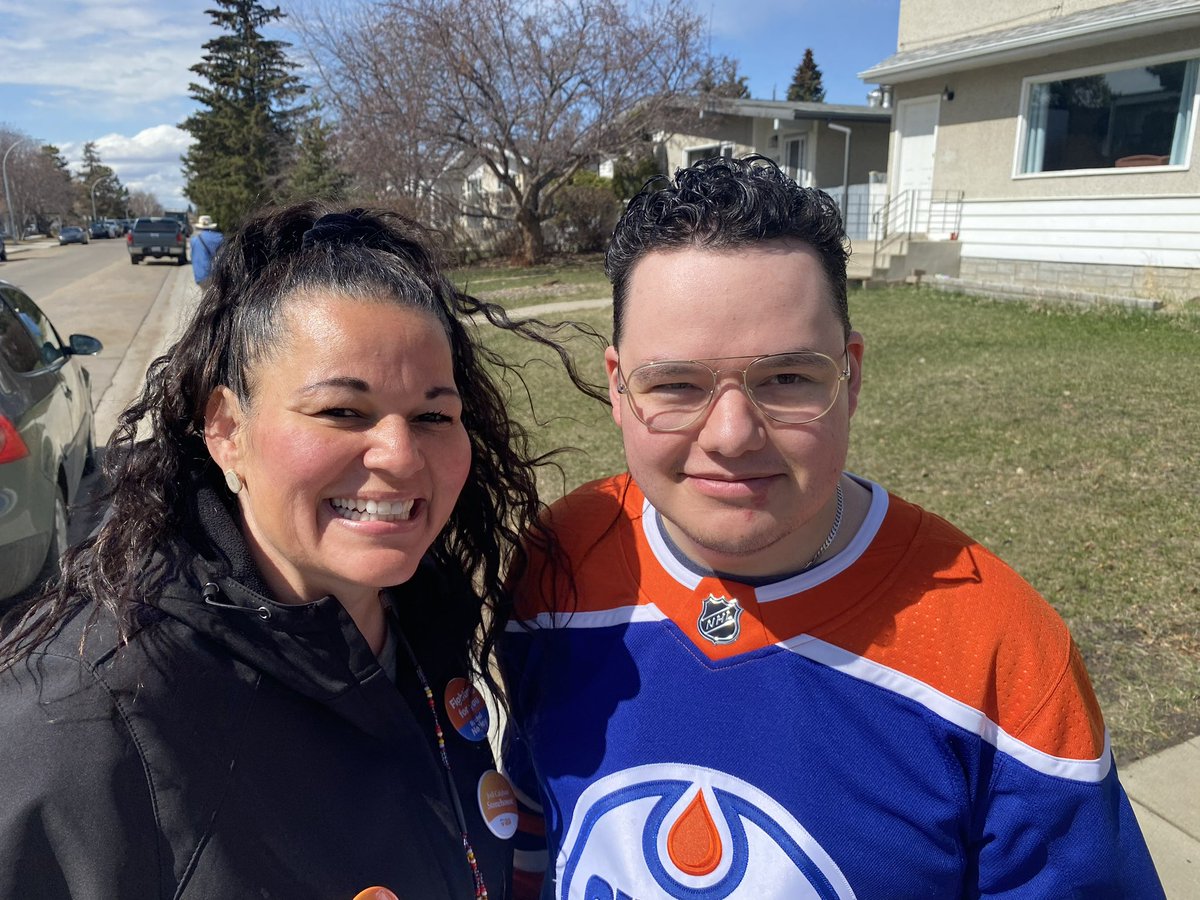 jodi_stonehouse's tweet photo. I appreciate your support @_S_C_H_W_A_B_E_ ! #GoOilers and #GoNDP https://t.co/3r5rC6yr74
