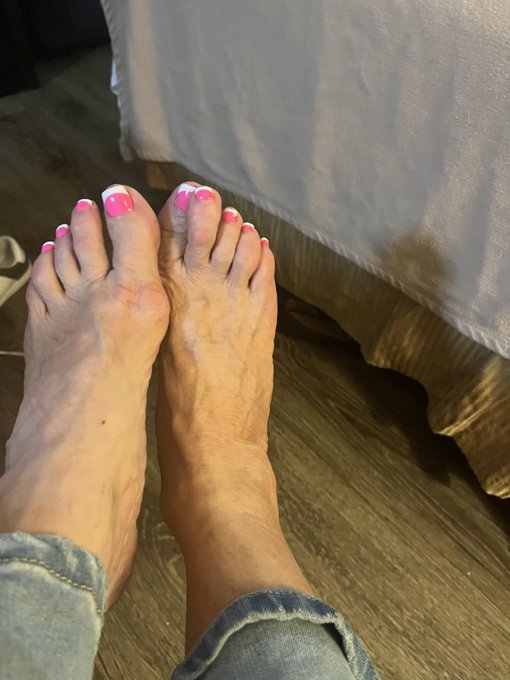 I just got my feet done https://t.co/gCY9jk4j4x<a href="/tag/newprofilepic"class="tags"><span>#newprofilepic</span></a>