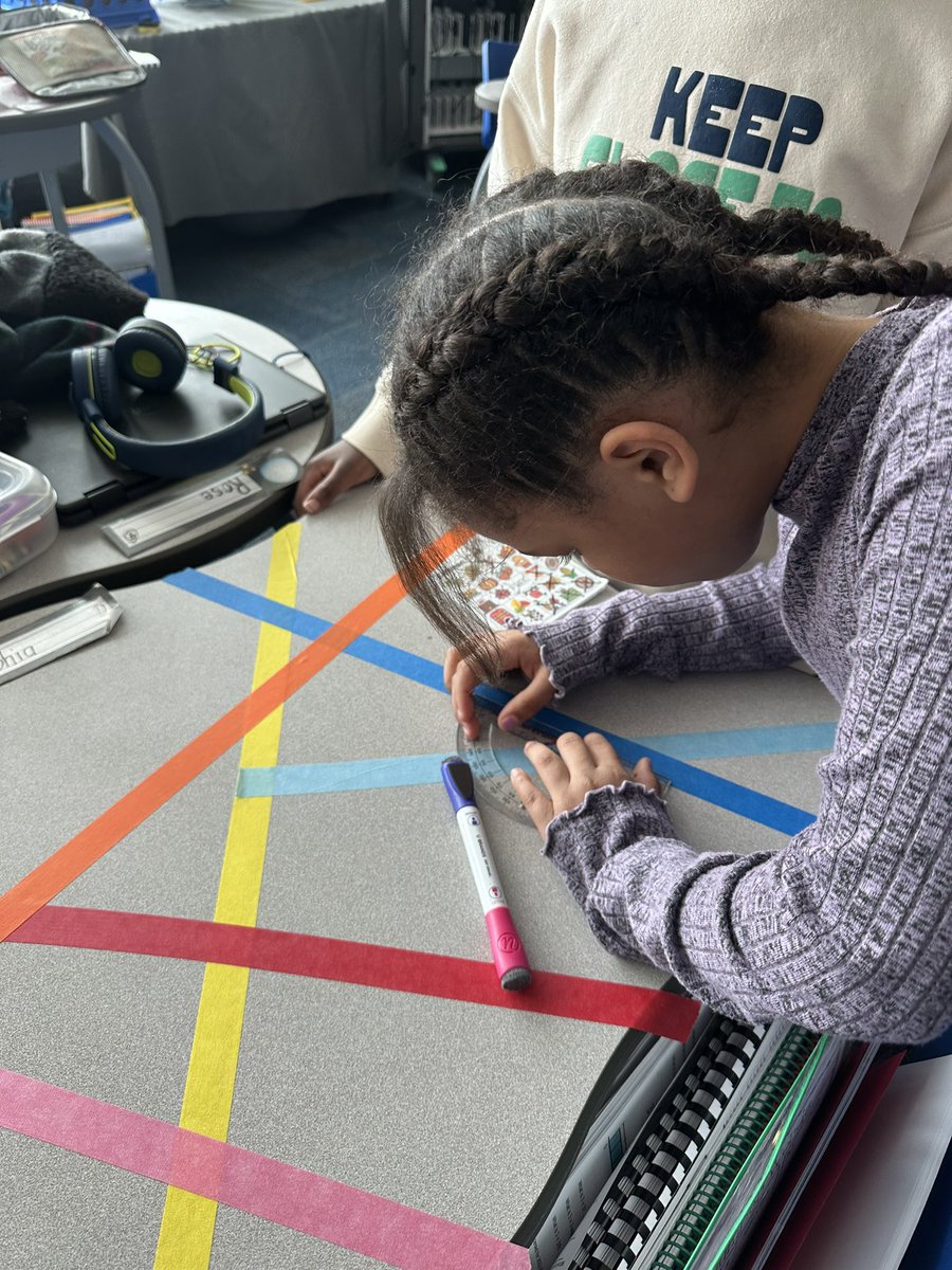 amspence24's tweet photo. Students in 4th grade practiced measuring angles! #BPositivePatriots #BPatriotProud ❤️💙 https://t.co/Xit4DjZLsR