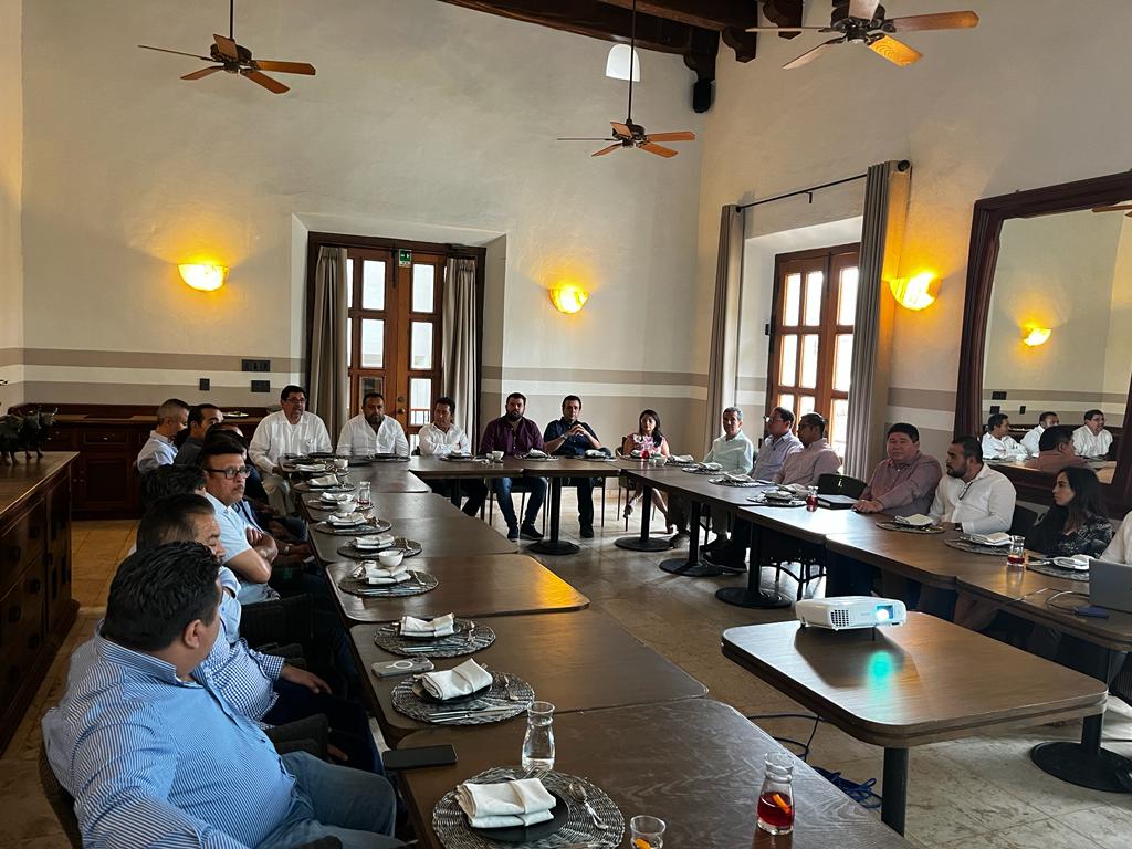 AMAACmx's tweet photo. Ayer sostuvimos una reunión con los asociados de La Península para seguimiento a la organización de nuestro XII Congreso Mexicano del Asfalto y cursos de capacitación en esta región. https://t.co/LN1CDlnyJK
