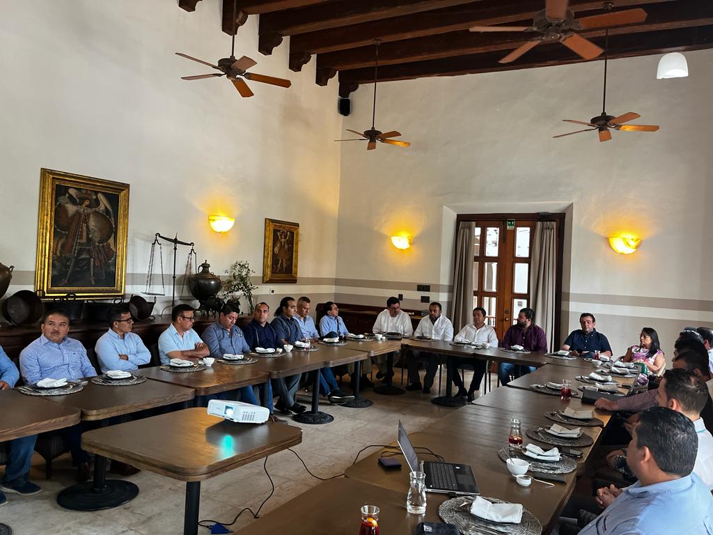 AMAACmx's tweet photo. Ayer sostuvimos una reunión con los asociados de La Península para seguimiento a la organización de nuestro XII Congreso Mexicano del Asfalto y cursos de capacitación en esta región. https://t.co/LN1CDlnyJK