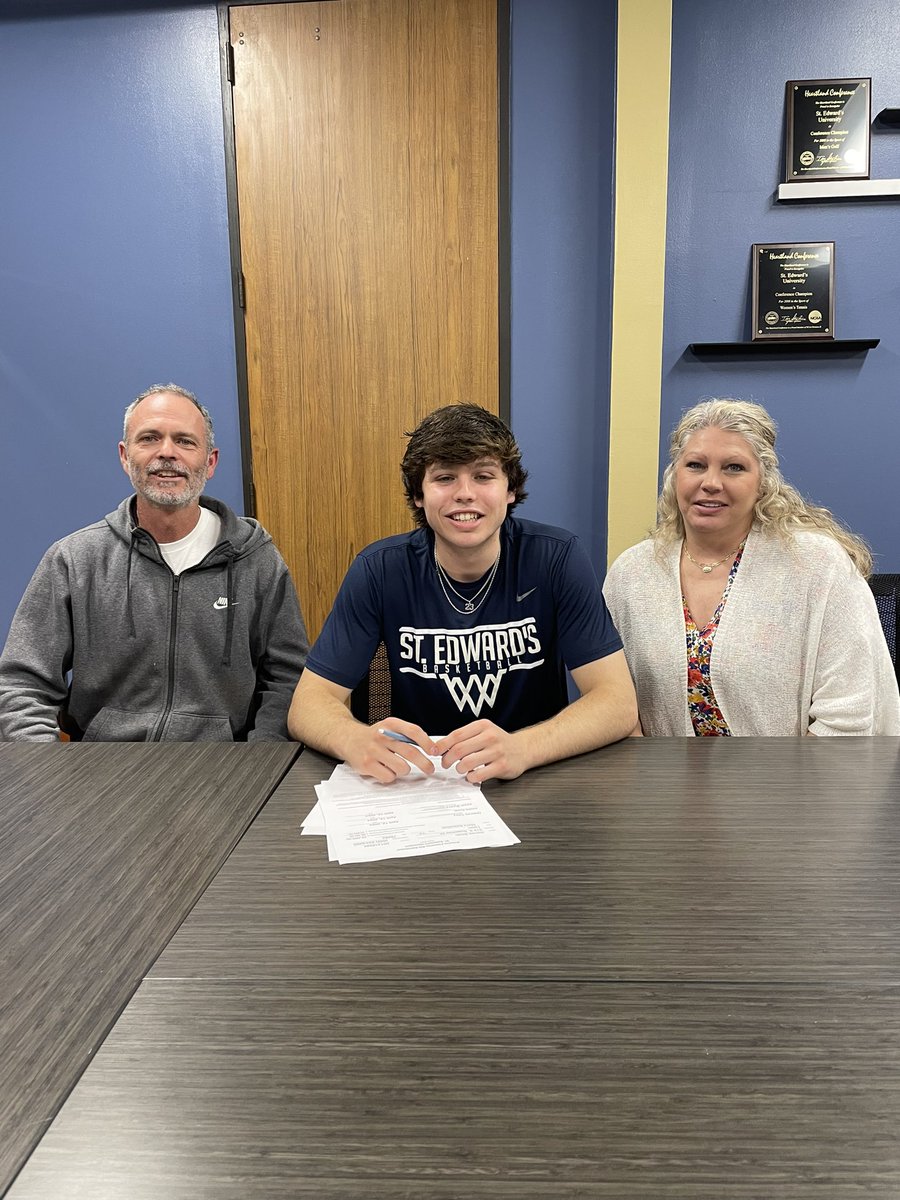 So pumped that <a href="/Garrett23Smith/">Garrett Smith</a> is going to be a Hilltopper. Great young man, super family and he’s a winner! <a href="/BarrySmith42/">Barry Smith</a> @3dHoopsAcademy