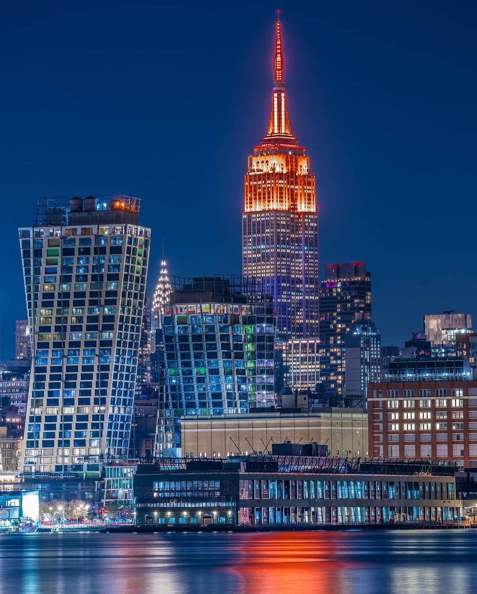 EmpireStateBldg's tweet photo. Shining in Orange tonight in honor of National Infertility 
Awareness Week @Progyny

Want to know what we light for every night?

Text LIGHTS to 274-16 to get text alerts!

📷: jay(.)roams/IG https://t.co/JrtfHzzH1P