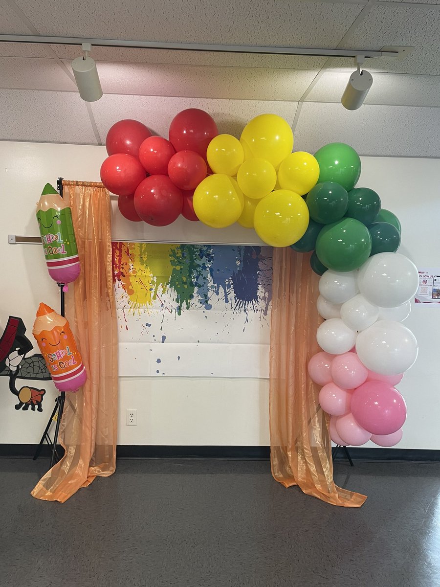 creationbyrosie's tweet photo. Art show Photo op with balloon decor @NorthsideROARs 🎨  #balloon #balloondecor #balloongarland #palmyrapa #artshow #balloons #photoshoot https://t.co/nvrz9Q3aXK