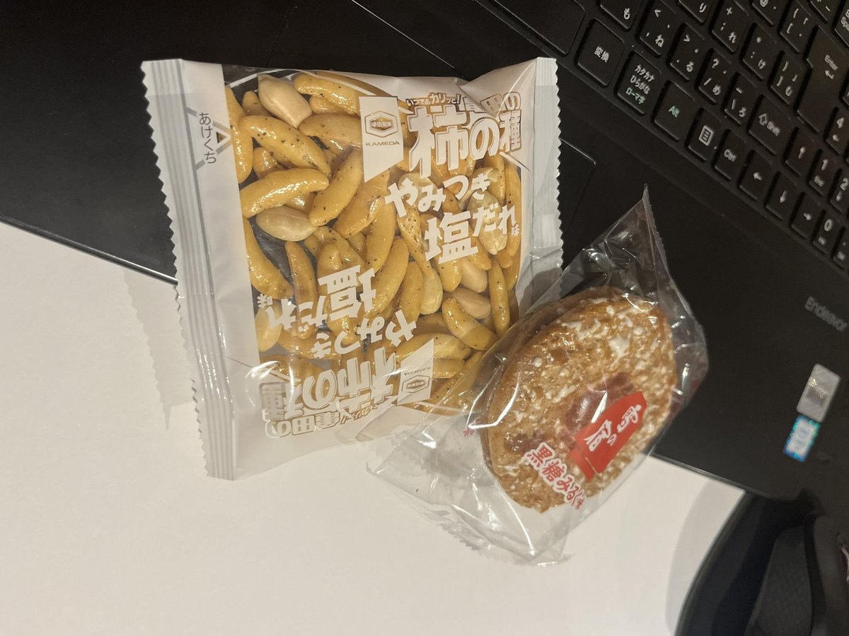 3d_lab_'s tweet photo. WEBﾃﾞｻﾞｲﾝ会社あるある
ﾃﾞｽｸ周りお菓子ある率高め
いい仕事をするには糖分塩分必須‼︎
ｵｽｽﾒお菓子をご紹介💁‍♀️
ｴﾝﾄﾘｰNO1柿の種やみつき塩だれ
ｴﾝﾄﾘｰNO2雪の宿黒糖みるく
これ絶対うまいやつ〜♪
ﾃﾞｽｸﾜｰｸのお供にご賞味あれ
※体重増加の責任は負いかねます https://t.co/ZxsKhgOOWy