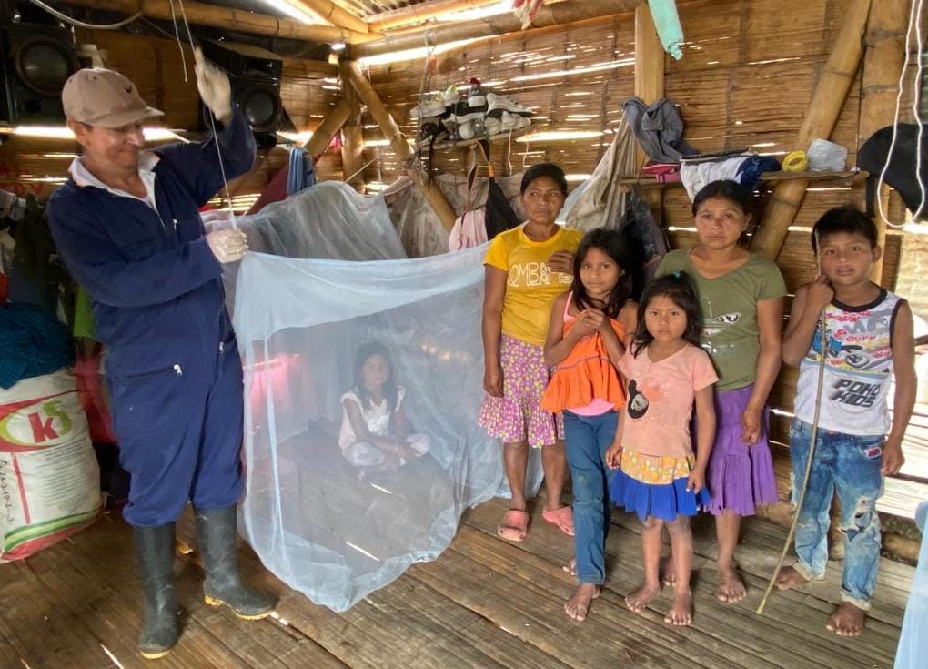 secsaludvalle's tweet photo. La Secretaría Departamental de Salud con el apoyo operativo de la #UESValle implementa la estrategia DETIR para combatir la #Malaria, con actividades de delimitación de focos, tratamiento eficaz, búsqueda activa de casos y criaderos del vector. #DíaMundialDelPaludismo https://t.co/RU73BZfCAW