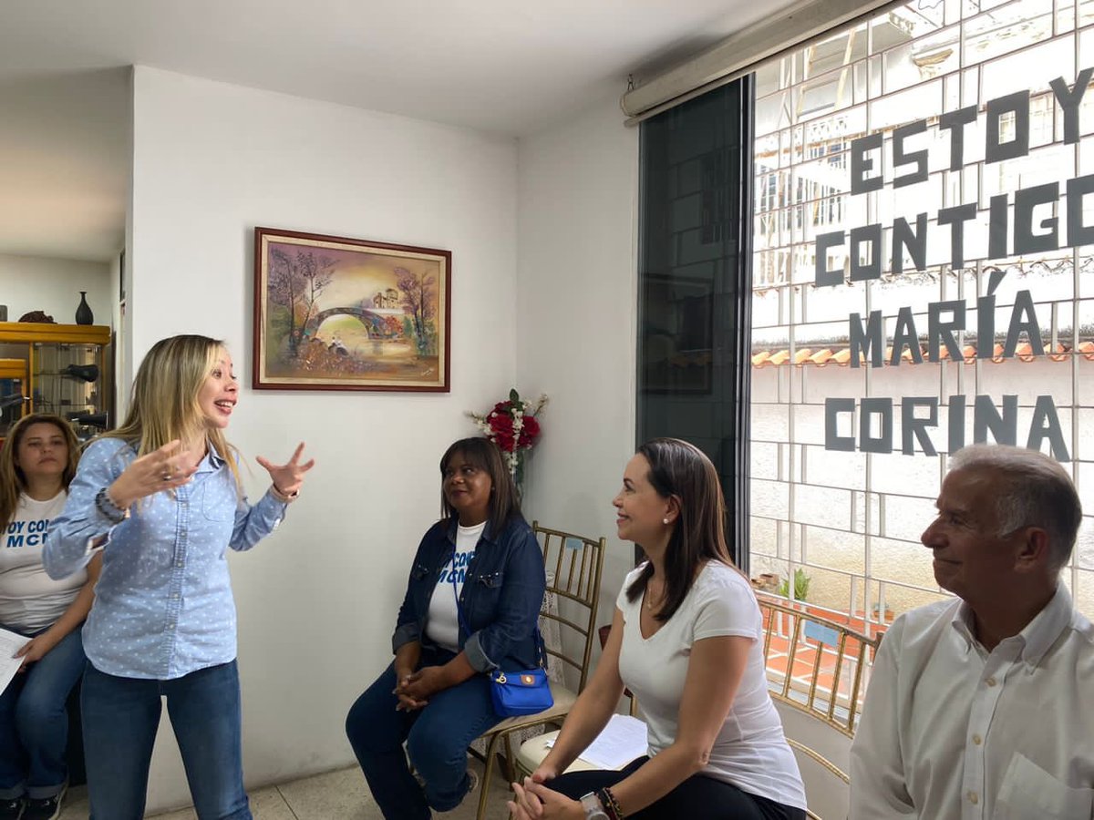 VenteVenezuela's tweet photo. #EnFotos @VenteMiranda y líderes comunitarios de La California en discusión con @MariaCorinaYA. 

Próximos retos, la ruta de cara al 22 de octubre y trabajo sin descanso hasta el final. 

Vamos por unas #PrimariasSinCNE 

@xiomarasierra 
#Miranda 
#25Abr https://t.co/slbAEDeTip