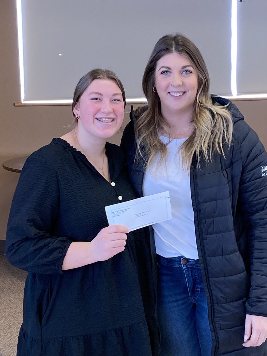 NutrienAg_NSK's tweet photo. ⁦@BriannaWalz⁩ delivered a cheque to support the Sask Valley Dairy 4H club from Nutrien!  Working with our excellent ⁦@ProvenSeed⁩ forages we can support youth grow better milk with better forage! https://t.co/aEoDv65Yuw