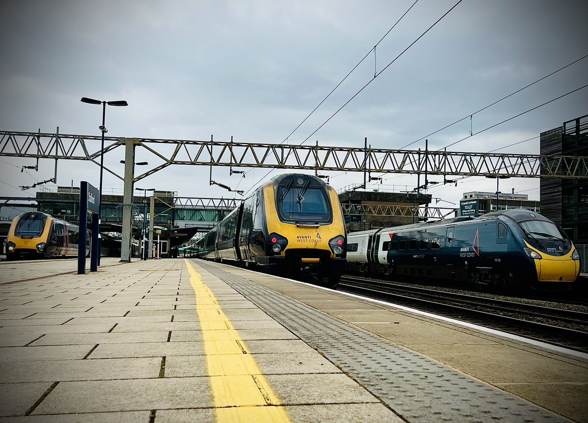 SydneyBridgeTMD's tweet image. Some shots from Stafford Station yesterday 📸 24/4/23 #Class220 #Class221 #Class390 #Class90 #Skoda #Class47 #Duff #ClassLMSStanier #Black5 #Class66 #Shed #RailwayPhotography #Stafford @CrossCountryUK @AvantiWestCoast @RailFreight @westcoastrail @GBRailfreight