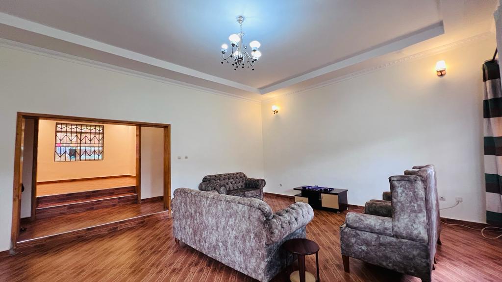 House for sale at Kibagabaga has the following details

*5bedrooms
*3toilets and bathrooms
*kitchen
*sitting room and dining room
*boy's quarter
*parking, balcony, and nice view
* It has plot 912 sqm
* Big garden 

Price:120M