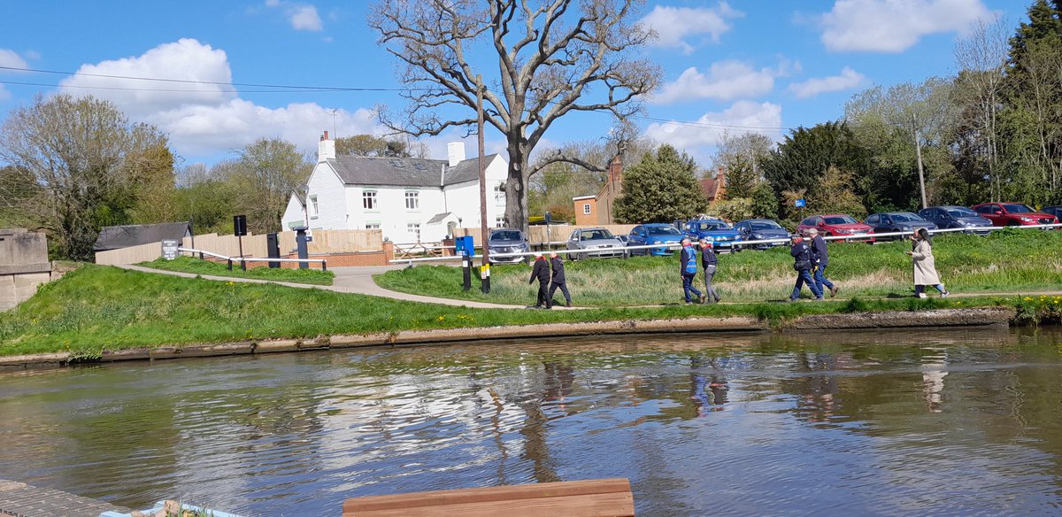run_taz's tweet photo. A great morning to be working out of #HattonLocks office 🌞
I had an opportunity to discuss our #WellbeingByWater community engagement work with @CanalRiverTrust chair @DavidOrrCBE
Look out for #Lets Activities on
https://t.co/DDIPNFWN2c
#happyplacebywater
@CRTWestMidlands https://t.co/1l1J9hkaf0