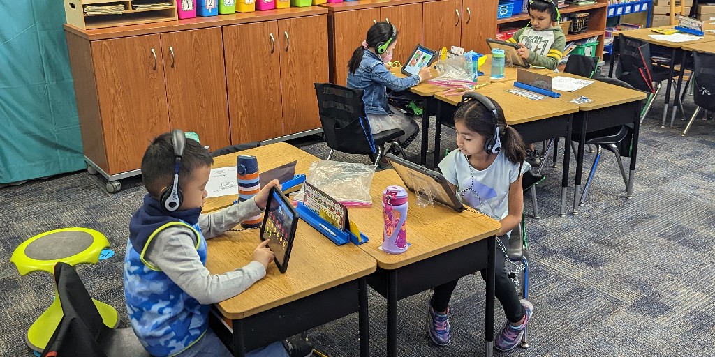 D53BrookForest's tweet photo. Our students are always eager to learn, especially when it involves technology! 🙌 #DigitalLearning #ClassroomInnovation #StudentSuccess https://t.co/qmREGIeqSR