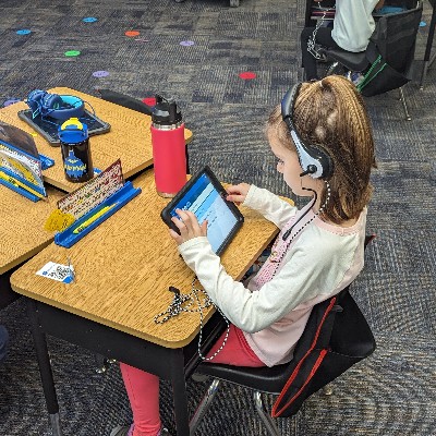 D53BrookForest's tweet photo. Our students are always eager to learn, especially when it involves technology! 🙌 #DigitalLearning #ClassroomInnovation #StudentSuccess https://t.co/qmREGIeqSR