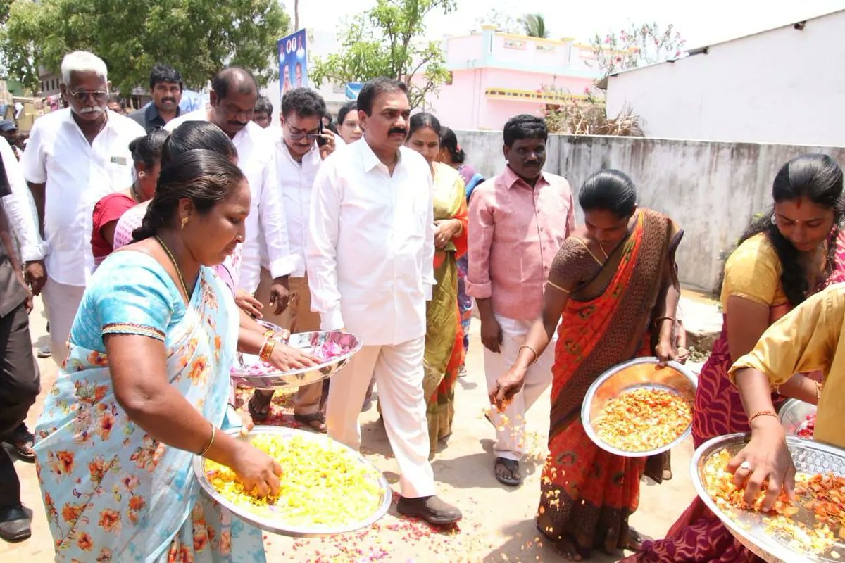 kakanigovardhan's tweet photo. @ysjagan గారు అధికారంలోకి వచ్చిన తరువాత, 2019 నాటికి తెల్లరేషన్ కార్డు ఉన్న ప్రతిఒక్కరికీ నాన్ ఫిషర్ మెన్ ప్యాకేజీ అందించాం. ముత్తుకూరు మండలం, ముసునూరువారిపాళెం గ్రామ సచివాలయ పరిధిలో #GGMP 2వ రోజు పైనాపురం, దేవరదిబ్బ గిరిజన కాలనీ, మిట్టపాళెం గ్రామాలలో పర్యటించడం జరిగింది. https://t.co/Ew9ngwfM6Q