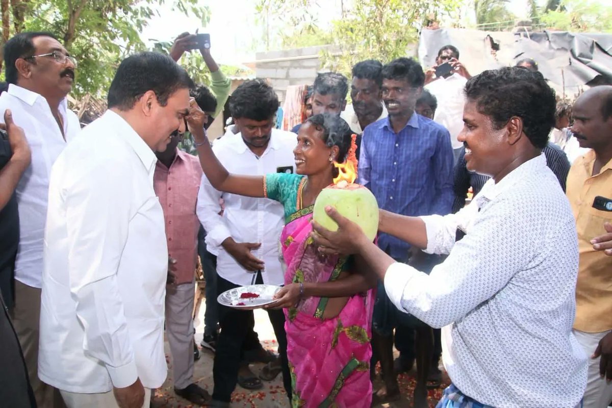kakanigovardhan's tweet photo. @ysjagan గారు అధికారంలోకి వచ్చిన తరువాత, 2019 నాటికి తెల్లరేషన్ కార్డు ఉన్న ప్రతిఒక్కరికీ నాన్ ఫిషర్ మెన్ ప్యాకేజీ అందించాం. ముత్తుకూరు మండలం, ముసునూరువారిపాళెం గ్రామ సచివాలయ పరిధిలో #GGMP 2వ రోజు పైనాపురం, దేవరదిబ్బ గిరిజన కాలనీ, మిట్టపాళెం గ్రామాలలో పర్యటించడం జరిగింది. https://t.co/Ew9ngwfM6Q