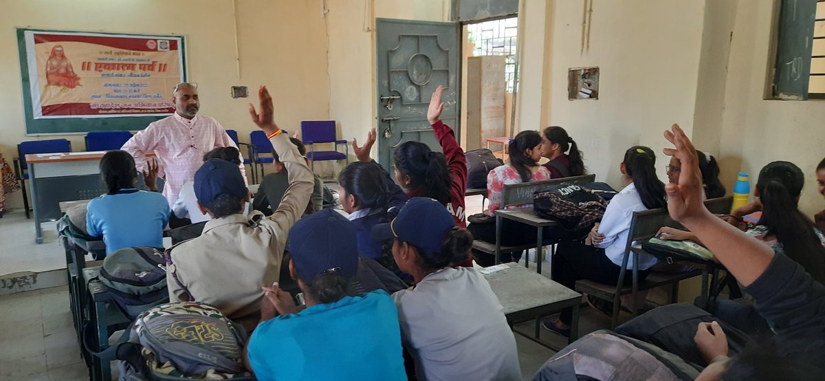 RiteshShrotriy2's tweet photo. A meeting was held with AWW, ANM, ASHA workers along with NCC and NSS cadets and village sarpanch and other villagers under Immunization Week in Government College of Block Badnagar and village Sunderabad. #ForEveryChildhealth
#wardimunizationweek https://t.co/pXnxVUVNKY