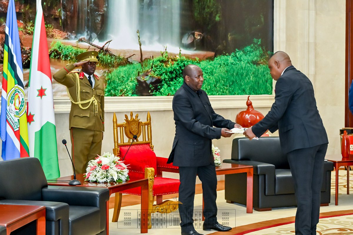 ebalemozindo's tweet photo. #BURUNDI_RDC: DIPLOMATIE.
Le président du burundi S.E Evariste Ndayishimiye @GeneralNeva a reçu les Lettres de créance du nouvel Ambassadeur de la #RDC au #Burundi, M. #Willy #Mulamba #Mabika. En saluant les relations fraternelles qui lient leurs pays, le Chef de l’Etat s’est dit déterminé à soutenir les efforts de pacification de l’Est de la RDC.