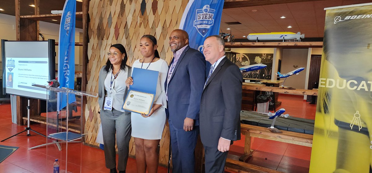 ScottyRocksIt's tweet photo. WSLA @Boeing Scholarship recipients...#pawsup Great Job Cougars!!!! https://t.co/SjPfw6sSeO