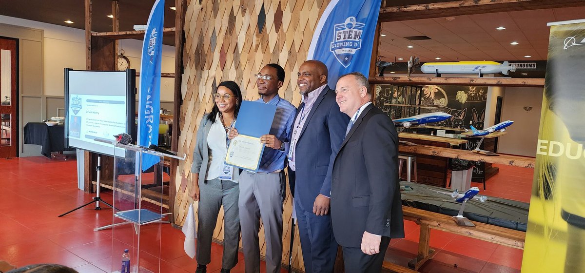 ScottyRocksIt's tweet photo. WSLA @Boeing Scholarship recipients...#pawsup Great Job Cougars!!!! https://t.co/SjPfw6sSeO
