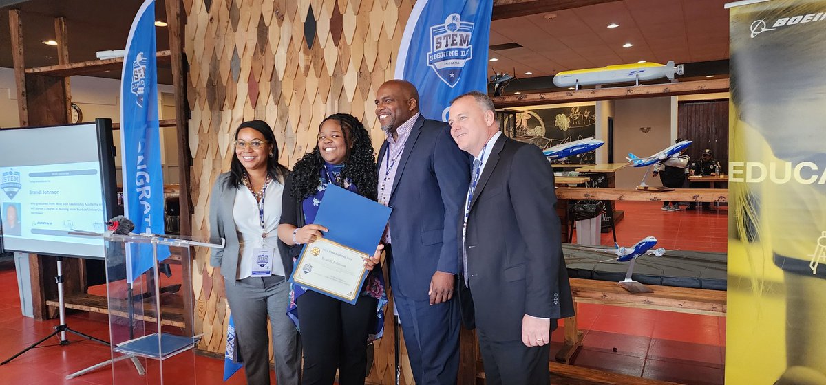 ScottyRocksIt's tweet photo. WSLA @Boeing Scholarship recipients...#pawsup Great Job Cougars!!!! https://t.co/SjPfw6sSeO
