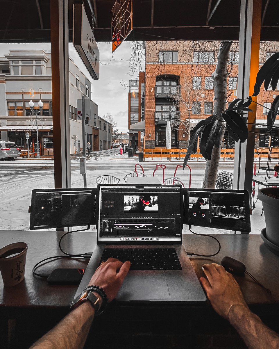 my_xebec's tweet image. Take advantage of a change of scenery and increase your productivity ☕

#laptopaccessories #xebec #triscreen #coffeeshop #worklife