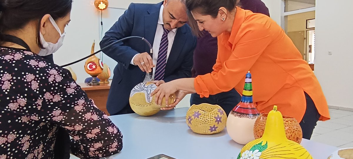 Şırnak İl Millî Eğitim Müdürümüz Sayın Mirza CAZIM ve Şube Müdürümüz Sayın İsmail ZEYREK, kurumumuzda görevli olan Usta öğreticilerimizi ve öğrencilerimizi ziyarette bulundular. Yapılan çalışmaları yerinde inceleyen
