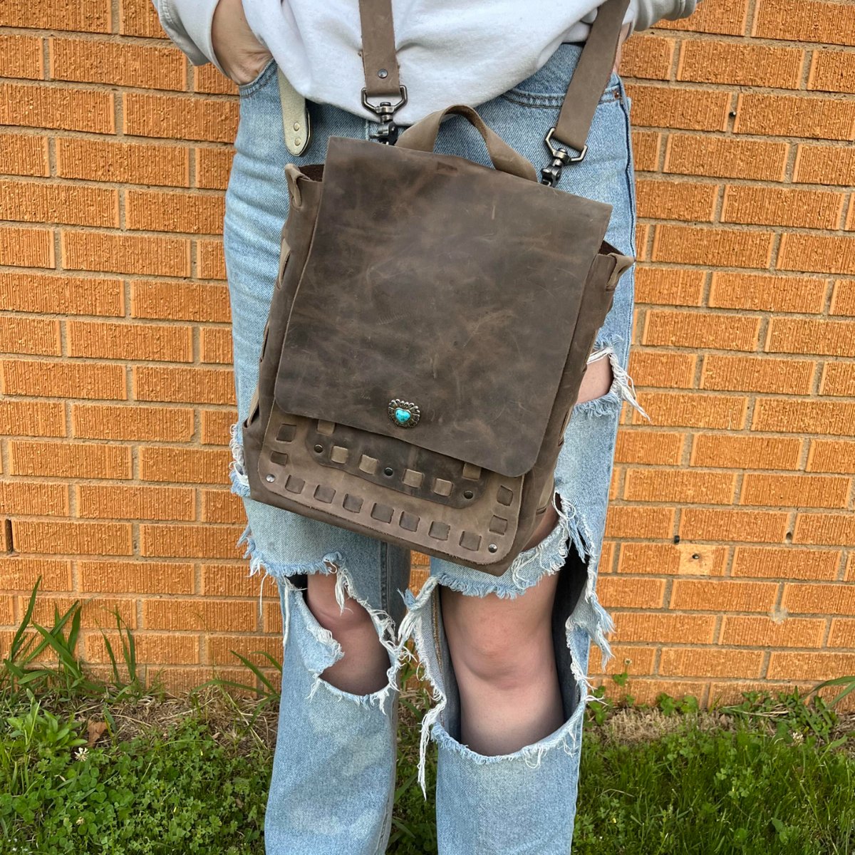 Purses Made for Trade Show in Prescott, AZ
Modified Paxton. We love our pockets, we have added 2 front pockets, a back pocket, and a small inside pocket, a backpack strap that converts to crossbody strap!
#cavekreations #customleatherpurse #earthycolors #leatherpurse #turquoise