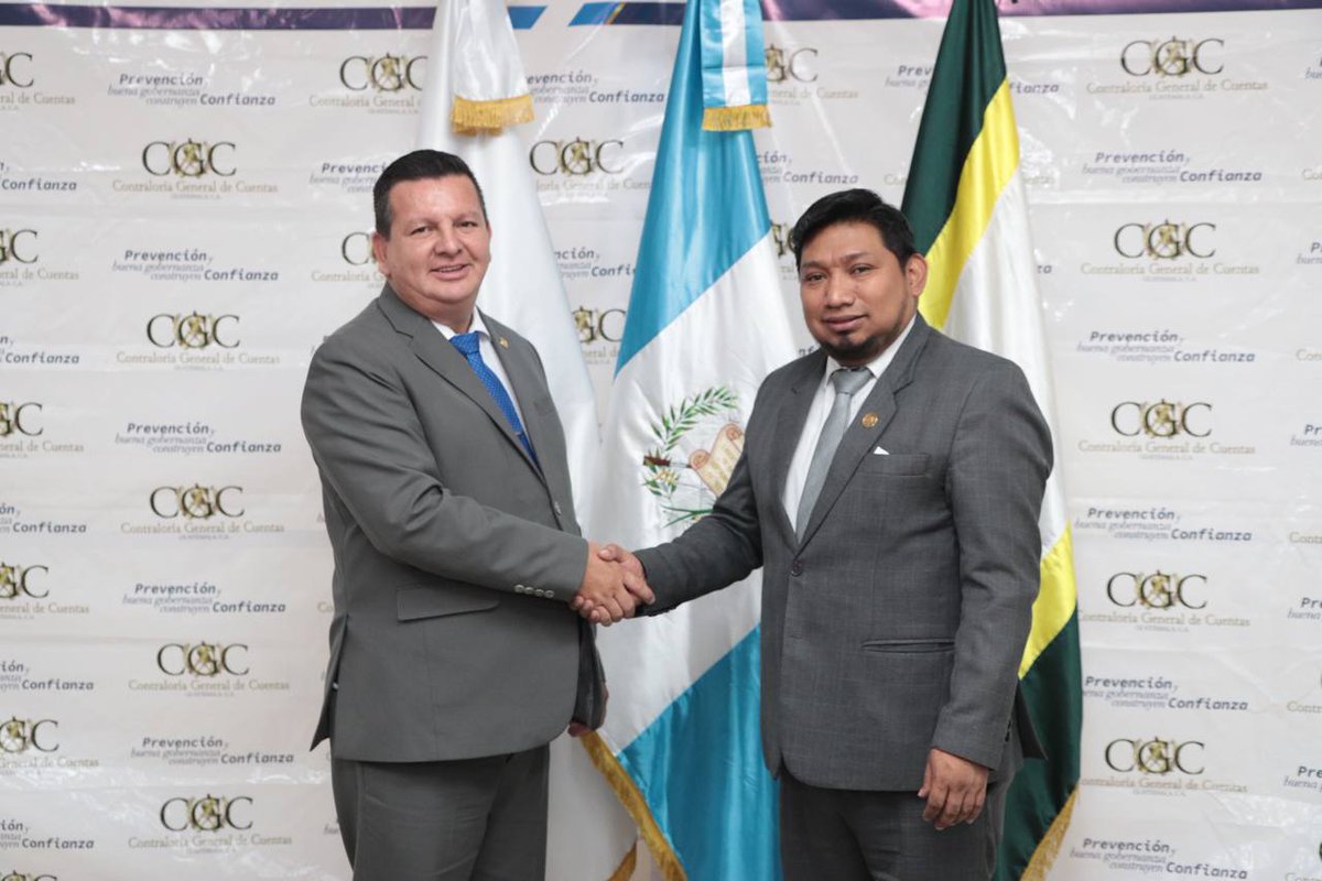 Contraloria_gt's tweet photo. ✅ El Dr. Frank Helmuth Bode Fuentes, Contralor General de Cuentas recibió al Lic. Leonardo Enrique Canastuj, Inspector General de Cooperación de la Inspección General de Cooperativas #INGECOP, quien entregó el Código de Ética de dicha institución en cumplimiento con el #SINACIG https://t.co/FBLpiZPuEX