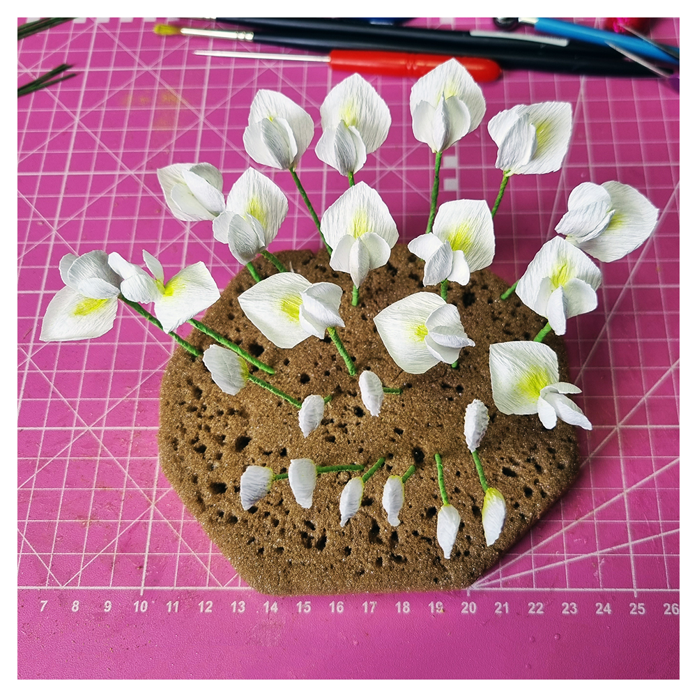 Made a start on my white Wisteria (this is not a lifesize version - more of a bonsai version!) to go in my layered tulip vase. It might take a while as my poor arthritic thumb is arguing with me - ho hum the joys of getting old!

#CrepePaperFlowers #Hand… instagr.am/p/Crd-kODI0q9/