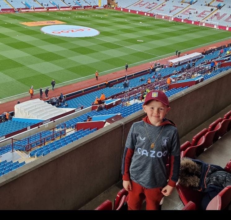 We have arrived my beau's first evening game utv 🦁
