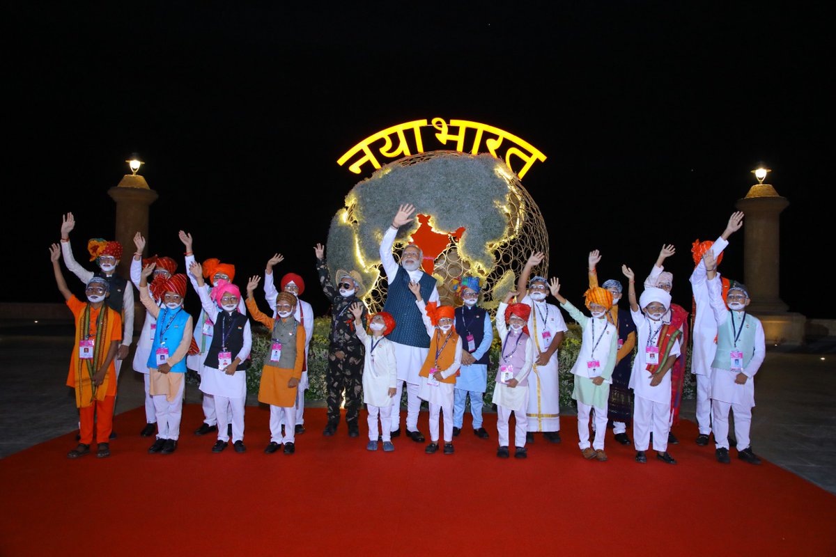 CollectorDaman's tweet photo. माननीय प्रधान मंत्री श्री नरेंद्र मोदी जी ने एक भव्य रोड शो के साथ दमण में देवका सी फ्रंट का उद्घाटन किया, जिसमें बड़ी संख्या में लोग लोकप्रिय प्रधानमंत्री श्री नरेंद्र मोदी जी की एक झलक पाने के लिए उमड़ पड़े। लोगों ने भव्य रूप से स्वागत किया। https://t.co/5K3cG5TqhJ