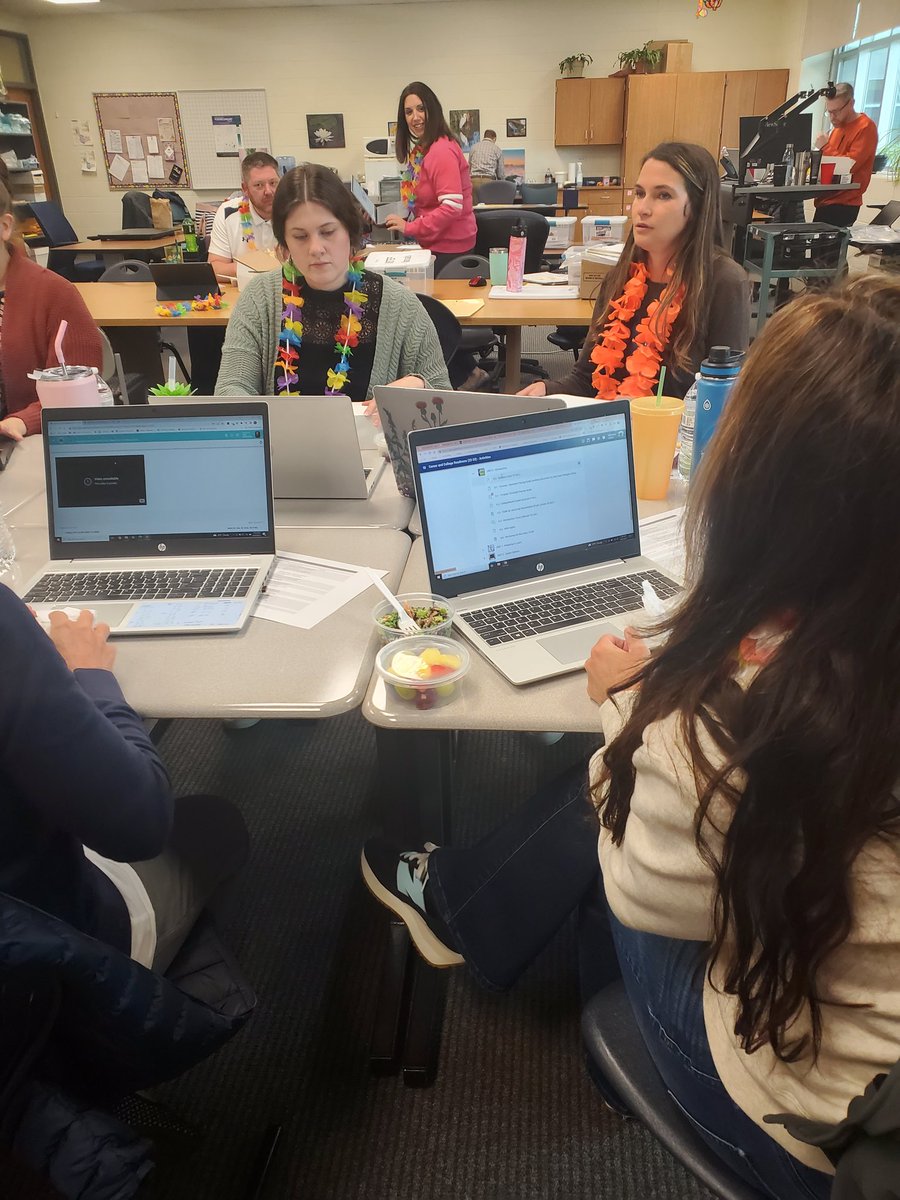 glbspringer's tweet photo. In today's lunch and learn, teachers identified exemplars of @K12QM rubric in a colleague's virtual course. Thanks to the continued support of @GLCS_Foundation #glvp #gogulllake https://t.co/ytYKFZbBAY