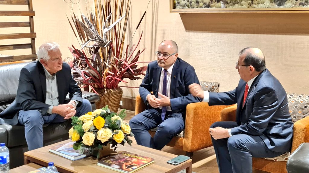Un honor acoger en Bogotá al Alto Representante <a href="/JosepBorrellF/">Josep Borrell Fontelles</a>, jefe de la diplomacia de la Unión Europea, para una semana de reuniones al más alto nivel sobre la cooperación 🇪🇺🤝🏽🇨🇴 en paz, medioambiente, derechos humanos, relaciones UE-América Latina y política internacional.
