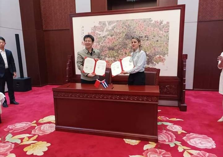En #China 🇨🇳 se adopta el primer acuerdo de colaboración e intercambio entre la <a href="/UJCdeCuba/">UJC de Cuba</a> y la Liga de la Juventud Comunista de China. 
La amistad y la cooperación entre nuestras juventudes prevalece siempre.

#UnaMejorJuventud 🇨🇺
✍️ @jaironperezv