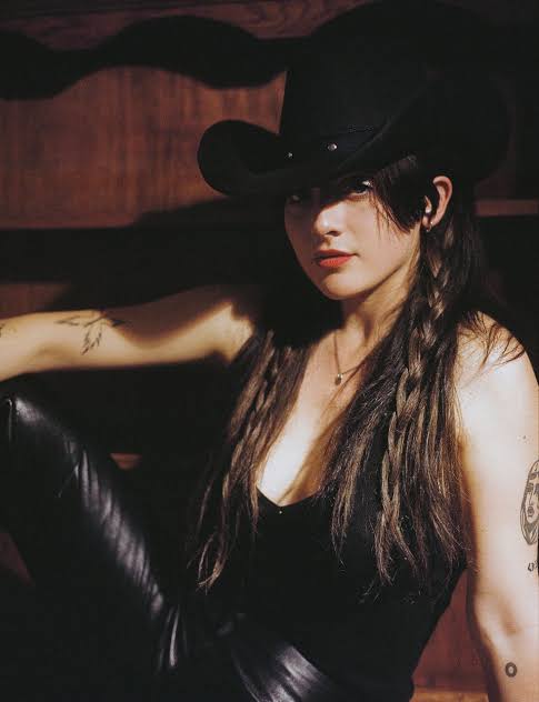 God’s Mom es un proyecto de Bria Salmena (Orville Peck) que celebra el hedonismo del EBM, darkwave y el folk italiano en su más reciente EP de tres canciones.

Escucha recomendada: bit.ly/41UsPkP