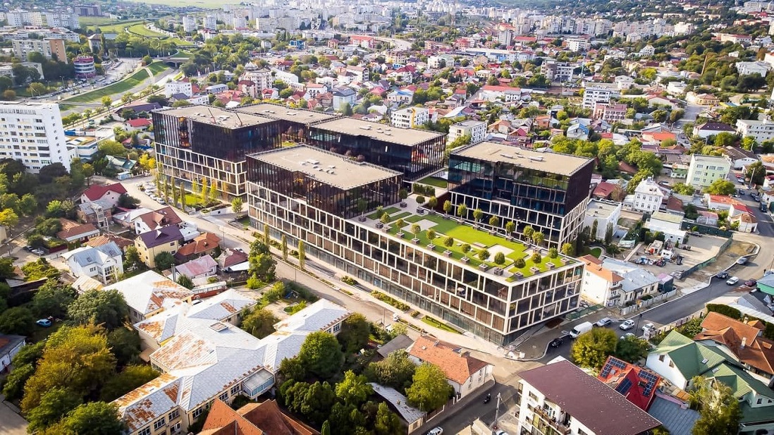 romanya_haber's tweet photo. 🇷🇴Romanya’nın en büyük tekno-bilişim kampüsü #Iaşi’de açıldı. Başbakan Nicolae Ciucă’nın açılışını yaptığı yeşil enerji sertifikalı modern kampüste 5 bin kişi istihdam edilecek. #Romania #PalasCampus #Iaşi #Yaş #Iulius #IT ➡️https://t.co/KizgpF01GK https://t.co/QDAfoo9OdI