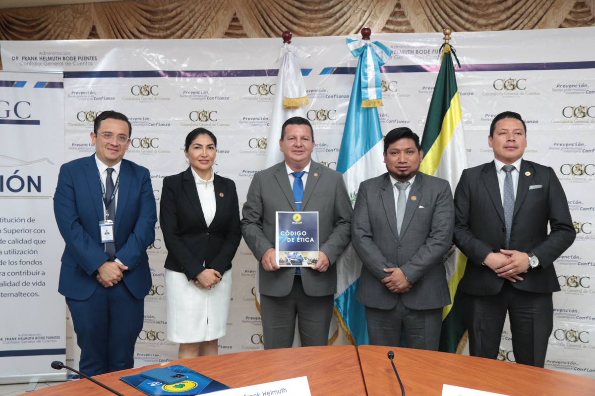 Contraloria_gt's tweet photo. ✅ El Dr. Frank Helmuth Bode Fuentes, Contralor General de Cuentas recibió al Lic. Leonardo Enrique Canastuj, Inspector General de Cooperación de la Inspección General de Cooperativas #INGECOP, quien entregó el Código de Ética de dicha institución en cumplimiento con el #SINACIG https://t.co/FBLpiZPuEX