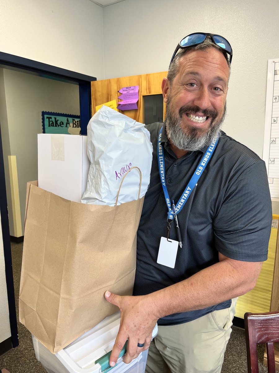 alvesheidi's tweet photo. I was the ⁦@FlaglerEdFound⁩ “Prize Patrol” today showering ⁦@GuyHarveyOcean⁩ Harvey/ ⁦@Boston_Whaler⁩ Teachers with art supplies for their classrooms! Students will love learning science through an art lens! ⁦@FlaglerSchools⁩ https://t.co/dYOfAp8ENq