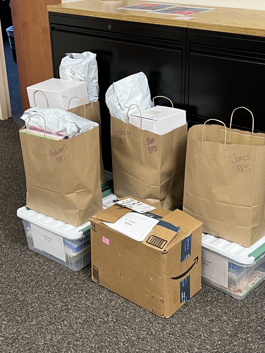 alvesheidi's tweet photo. I was the ⁦@FlaglerEdFound⁩ “Prize Patrol” today showering ⁦@GuyHarveyOcean⁩ Harvey/ ⁦@Boston_Whaler⁩ Teachers with art supplies for their classrooms! Students will love learning science through an art lens! ⁦@FlaglerSchools⁩ https://t.co/dYOfAp8ENq